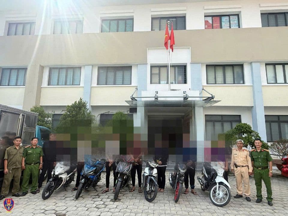 Nhóm thanh thiếu niên làm việc với lực lượng CSGT